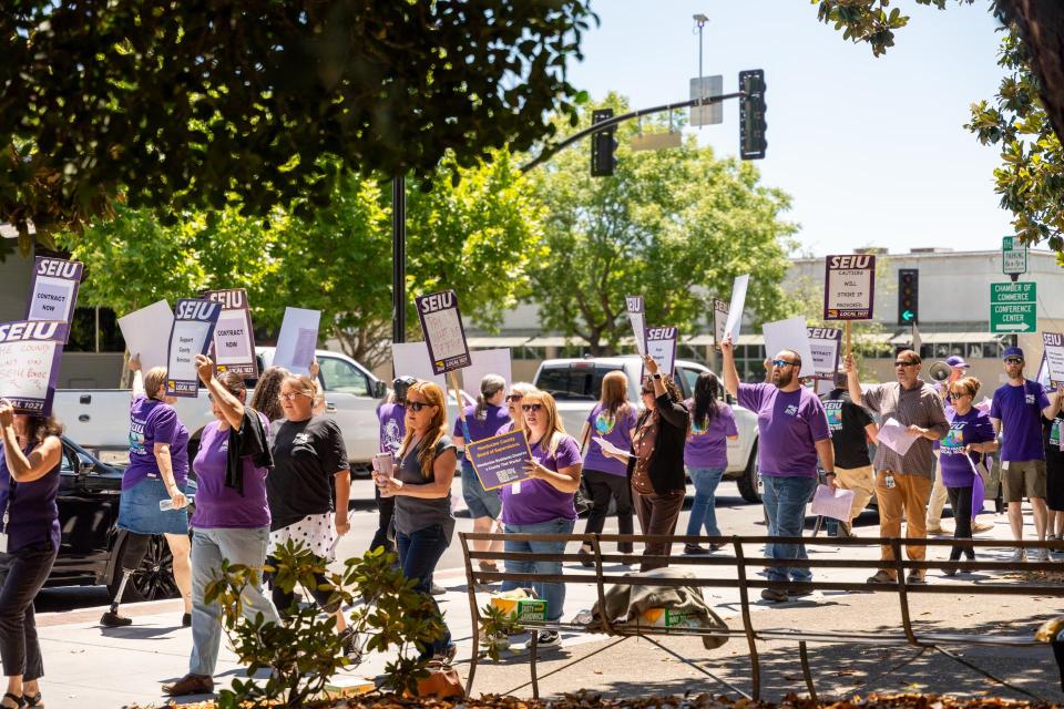 SEIU 1021 members at Mendocino County picketing, demanding that the County stabilize County services SEIU 1021 members at Mendocino County picketing, demanding that the County stabilize County services