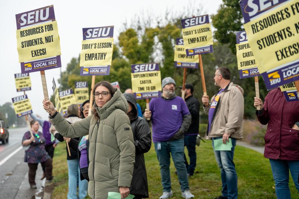 SEIU 1021 & ASCOE members picketing the Sonoma County Office of Education SEIU 1021 & ASCOE members picketing the Sonoma County Office of Education